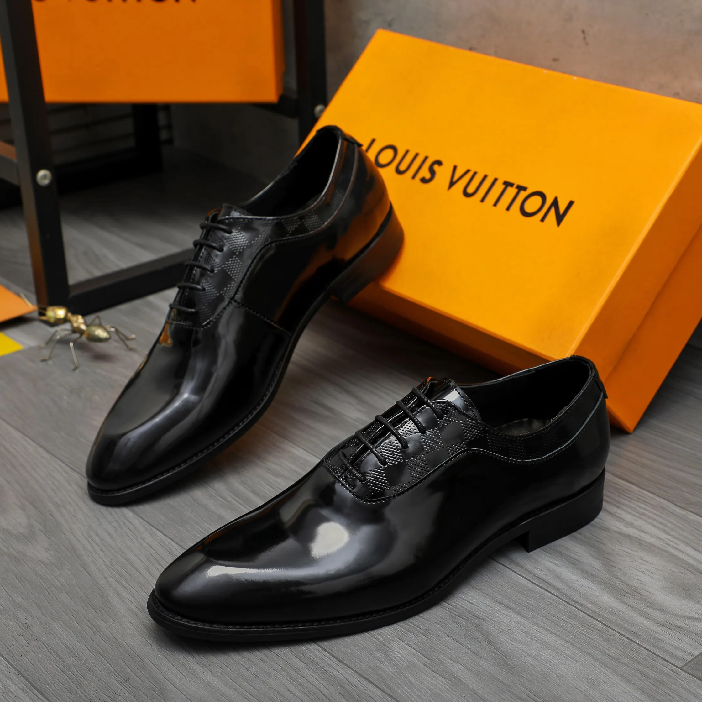 Men's shoes 💰p460 Product trademark: LV (Louis Vuitton) business lace-up leather shoes True size: 39-44 Product material: Selected lacquered cowhide stitching with classic plaid embossed upper, cowhide lining, original rubber outsole